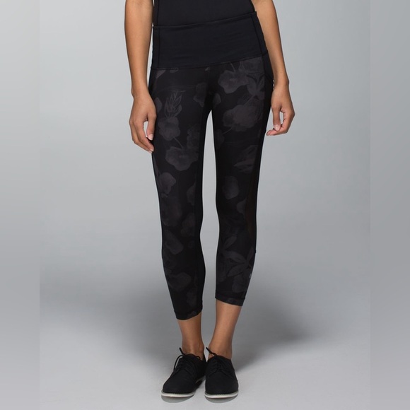 Lululemon Seek The Heat Crop Inky Floral Soot Black/Black W6C66S size 6 - Picture 1 of 5